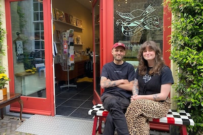 In de nieuwe tattooshop van Ivy en Robert waan je je ‘een beetje in de Efteling’
