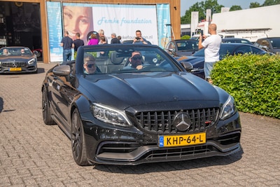 33 kinderen met onbekende ziektes zien droom uitkomen: een dag lang scheuren in sportauto’s