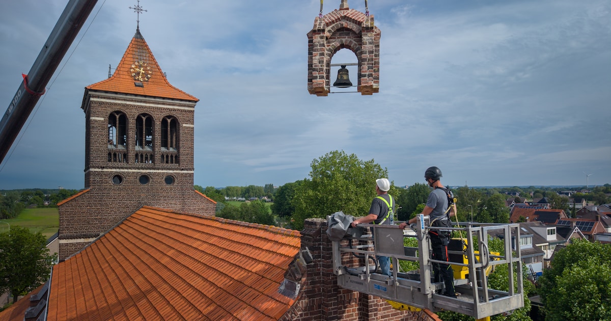 Storm op komst, dus de terugkeer van torentje op kerk in Huissen is nog even spannend