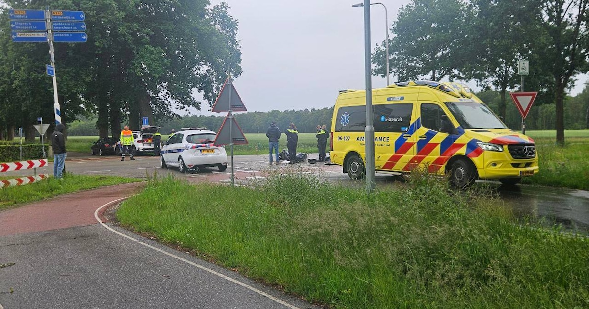 Scooter botst tegen auto op kruising in Uddel