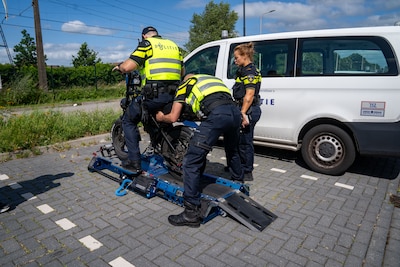 Tientallen fatbikes gecontroleerd in Deventer: één fiets in beslag genomen
