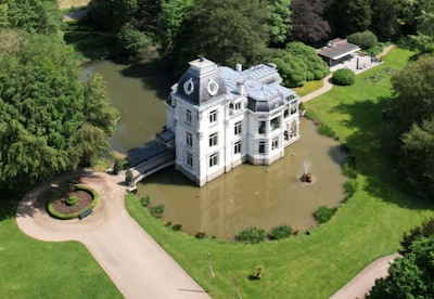 Volgens overlevering werd dit kasteel betaald met geld van de zilvervloot: nu voor 6,2 miljoen te ko