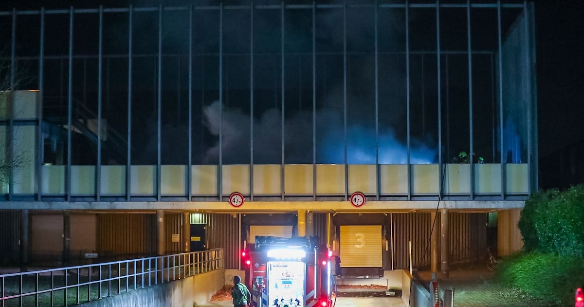 Brand op dak van leegstaand bedrijfspand aan de Tweelingenlaan in Apeldoorn