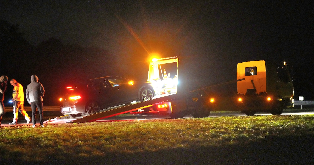 Auto’s beschadigd op A28, politie: ‘Vermoedelijk door voorwerpen die van viaduct zijn gegooid’
