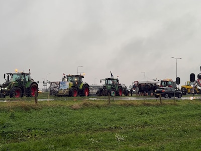 Boeren verzamelen zich bij brug A28 voor protest: ‘Overheid besteedt geld aan verkeerde zaken’