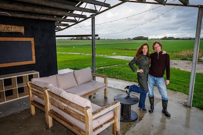 Deze week zouden de eerste gasten komen op hun camping, maar Menno en Marieke staan met lege handen