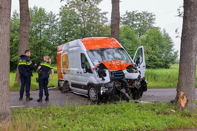 Pakketbezorger botst tegen boom op Asschatterweg in Achterveld
