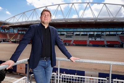 De man van meer dan 300 miljoen laat een leegte achter bij AZ