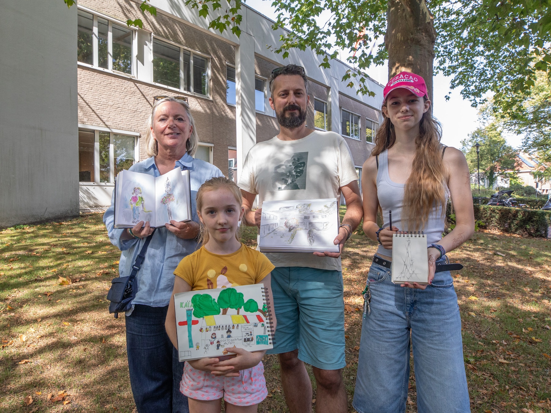 Urban sketchers kleuren Baarn: Cantonspark en Pauluskerk vastgelegd in schetsboeken