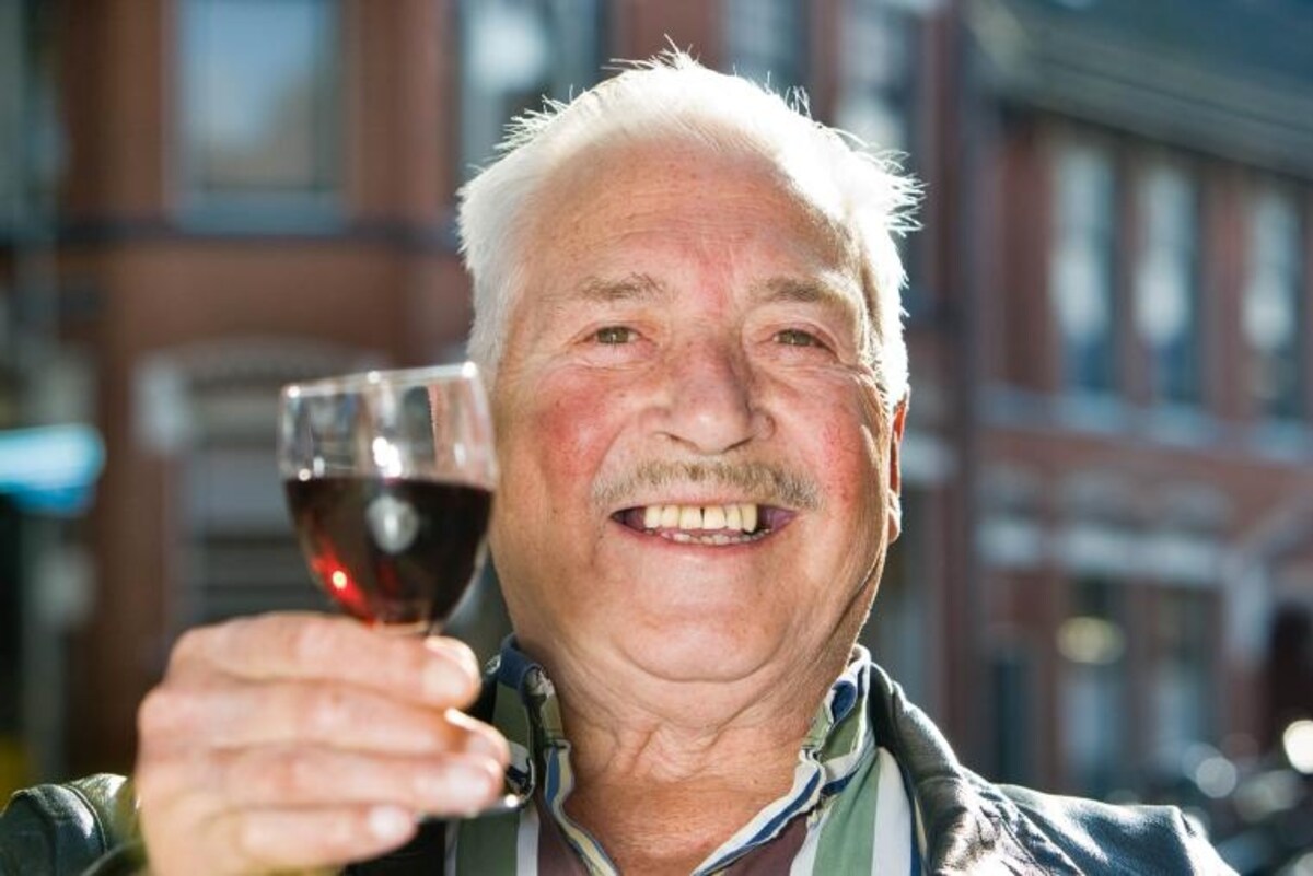 Joep Sacksen is het drinken niet verleerd. "Maar dan bij voorkeur in wijkcentrum De Enk. Dat is mijn buurtcafé. Leuk met de school voor de deur. De bedrijvigheid. Allemaal mensen die elkaar kennen. " foto Frans Paalman