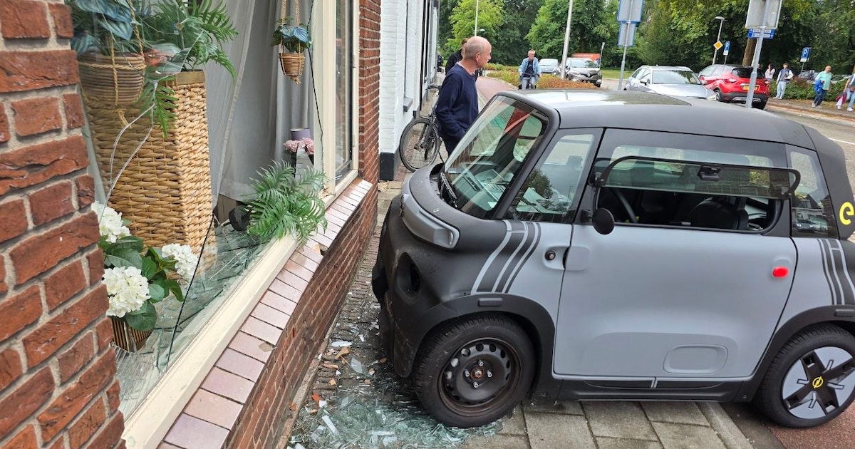 Automobilist wordt onwel en botst tegen woning in Winterswijk