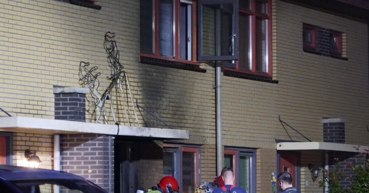 Auto en woning beschadigd door brand in Almere: politie doet explosievenonderzoek