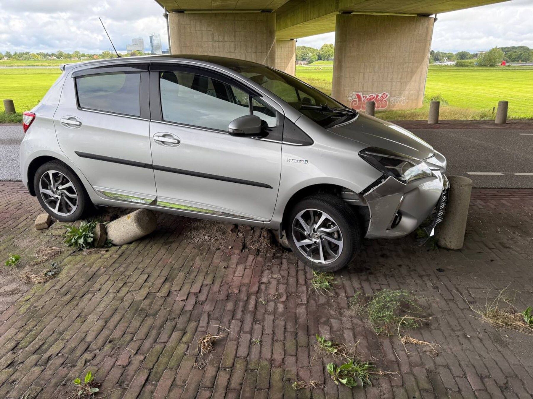 Bestuurster belandt bovenop twee betonnen paaltjes tussen Hattem en Zalk