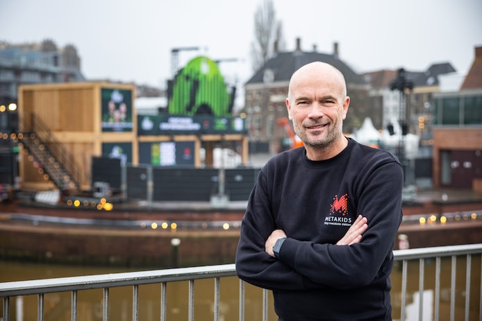 Met tranen in zijn ogen kijkt Metakids-aanvoerder Jan-Matthijs (58) de ...