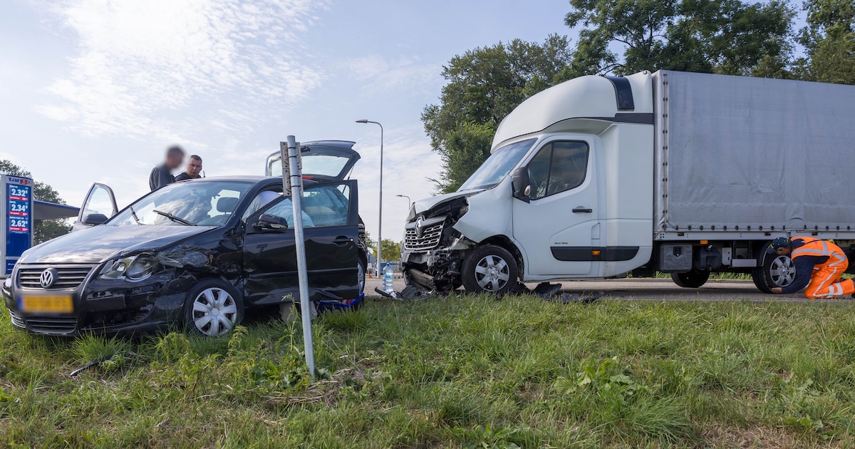 Botsing tussen vrachtwagen en auto in Lelystad