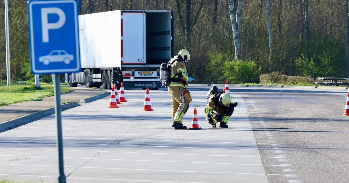 Brandweer onderzoek gelekte vloeistof op parkeerplaats langs de A6 bij Rutten