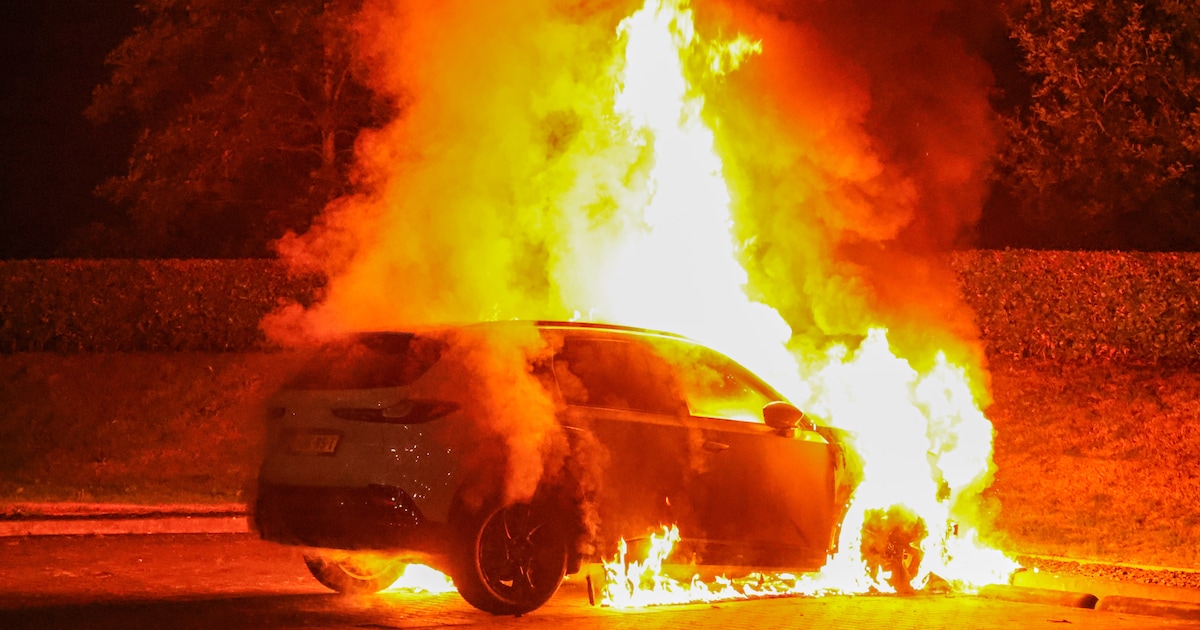 Twee maanden oude auto volledig uitgebrand in Twello