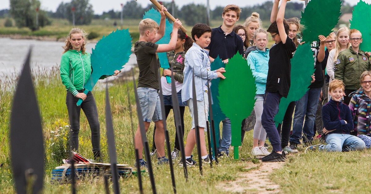 Leerlingen Oudaen planten kleurrijke bladeren langs IJssel