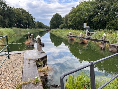 Door extreem lage waterstand in de IJssel krijgt het Apeldoorns Kanaal geen rivierwater meer, noodpo