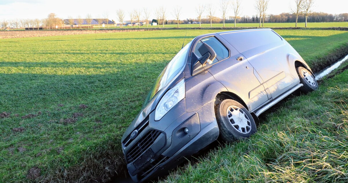 Bestelbus raakt van de weg door laagstaande zon en belandt in sloot bij Altforst