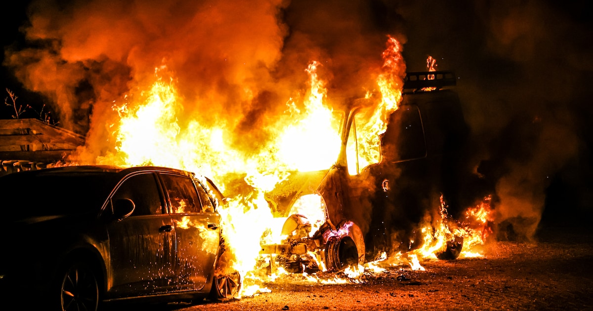Auto en bestelbus verloren gegaan bij brand in Klazienaveen
