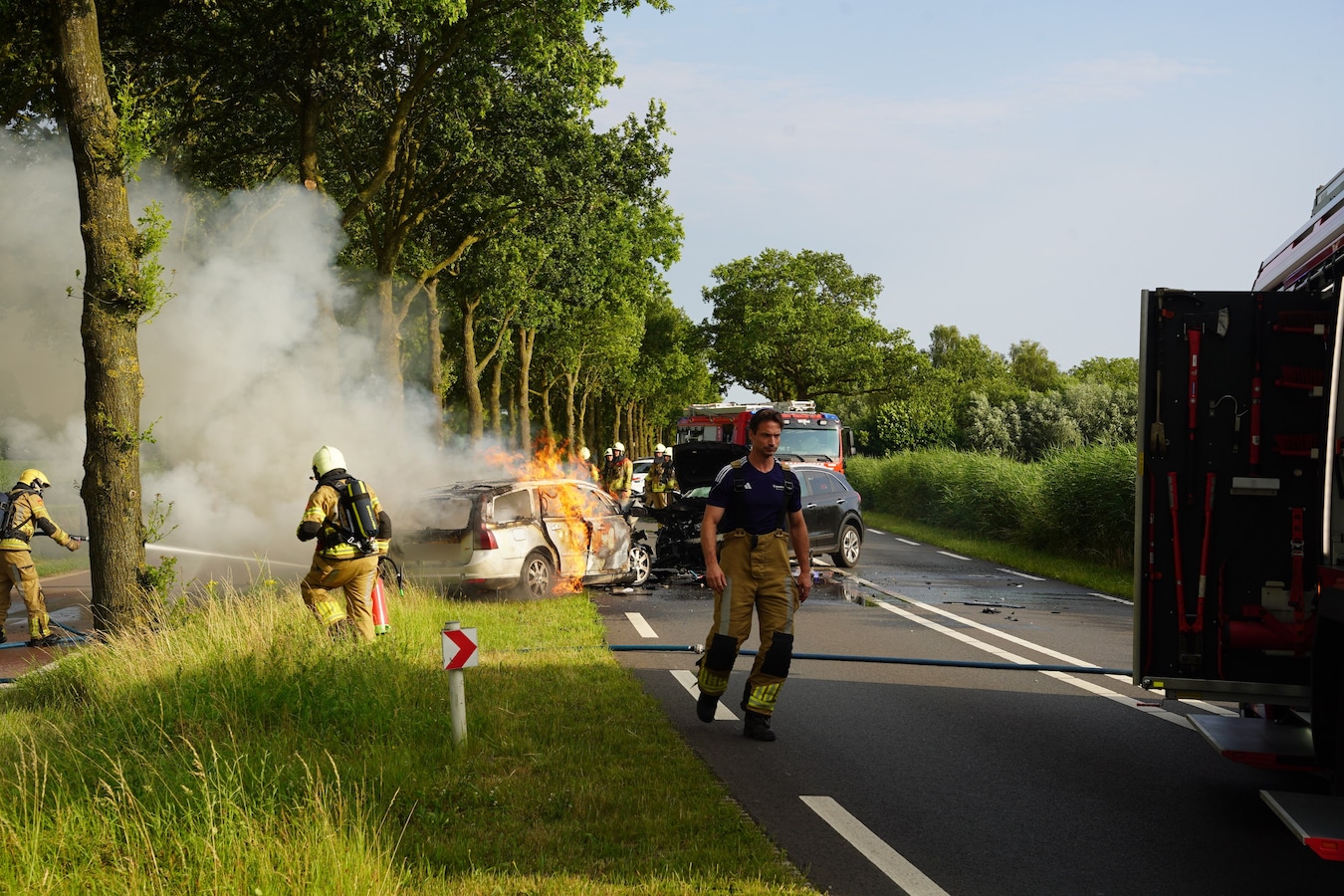 De auto stond in brand na de botsing op de N337 bij Wijhe