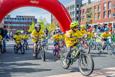 Kinderen rijden over het parcours van de Hel van Boak tijdens de Dikke Banden Race in Baak