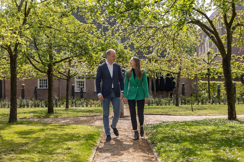 Fleur Holterman en Chris Wijland lopen door de prachtige tuin, de toekomst tegemoet.