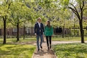 Fleur Holterman en Chris Wijland lopen door de prachtige tuin, de toekomst tegemoet.