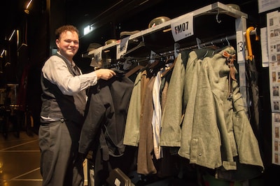 Tim (27) staat zonder shirt, met hakenkruis op borst in 40-45: ‘Je geeft jezelf letterlijk bloot’