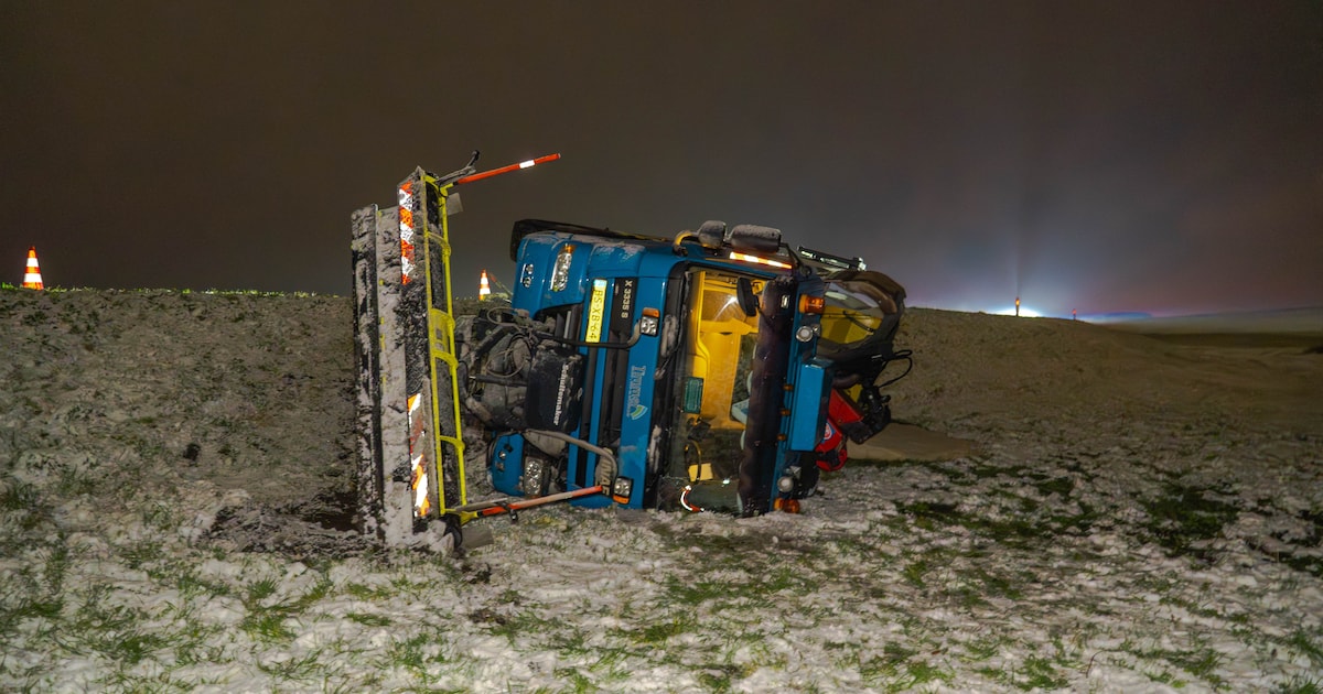 Tijdens werkzaamheden gaat het mis: strooiwagen raakt van de dijk bij Zeewolde