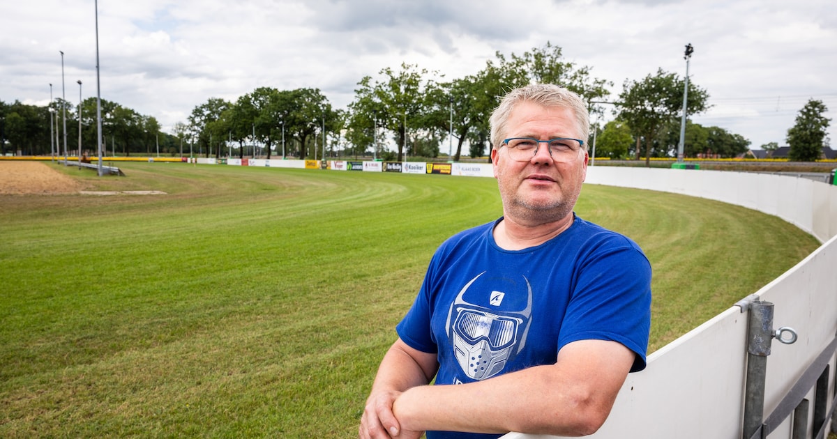 Peter (53) haalt alles uit de kast voor perfecte grasmat, al is die na de eerste training meteen naa