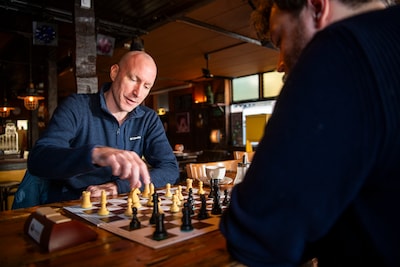 Schaakstad Apeldoorn opnieuw de sterkste van Nederland: ‘Dit is meer dan een feest, het is permanent