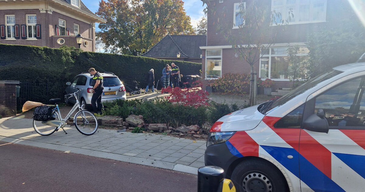 Auto ramt muurtje in de tuin van bewoner: ‘Hij raakte bijna twee ...