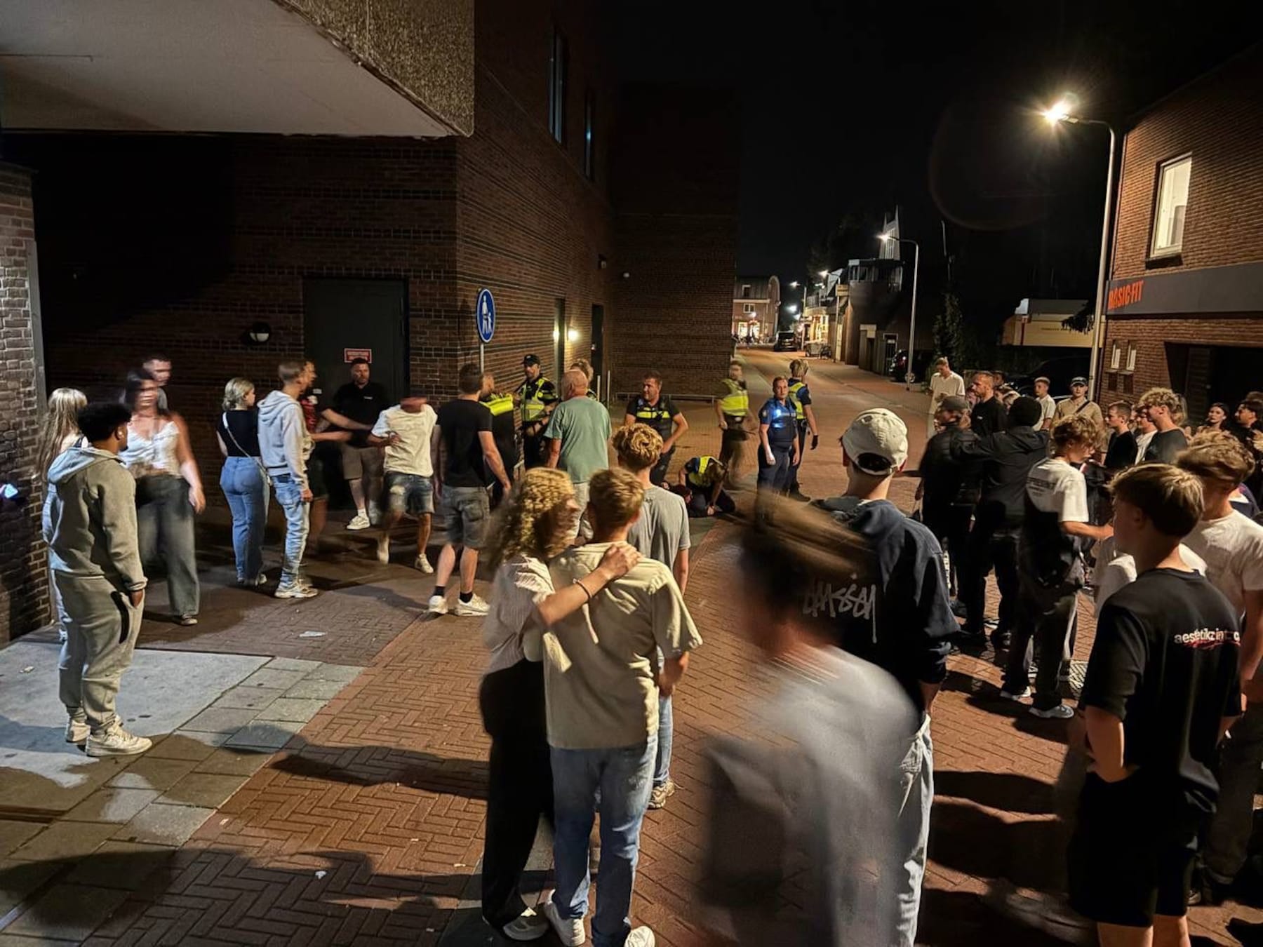Vuurwerk en wapenstokken tijdens onrustige avond in Epe