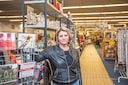 Petra Wolters van de kringloopwinkel ‘Nieuw Geluk’ aan de Vechtstraat in Zwolle deed een heel vreemde vondst dinsdagochtend. En dus kwam de politie erbij.