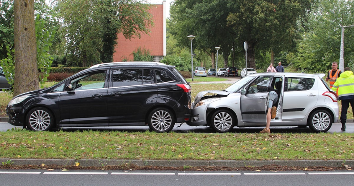 Twee auto’s flink beschadigd bij kop-staartbotsing in Almere Buiten