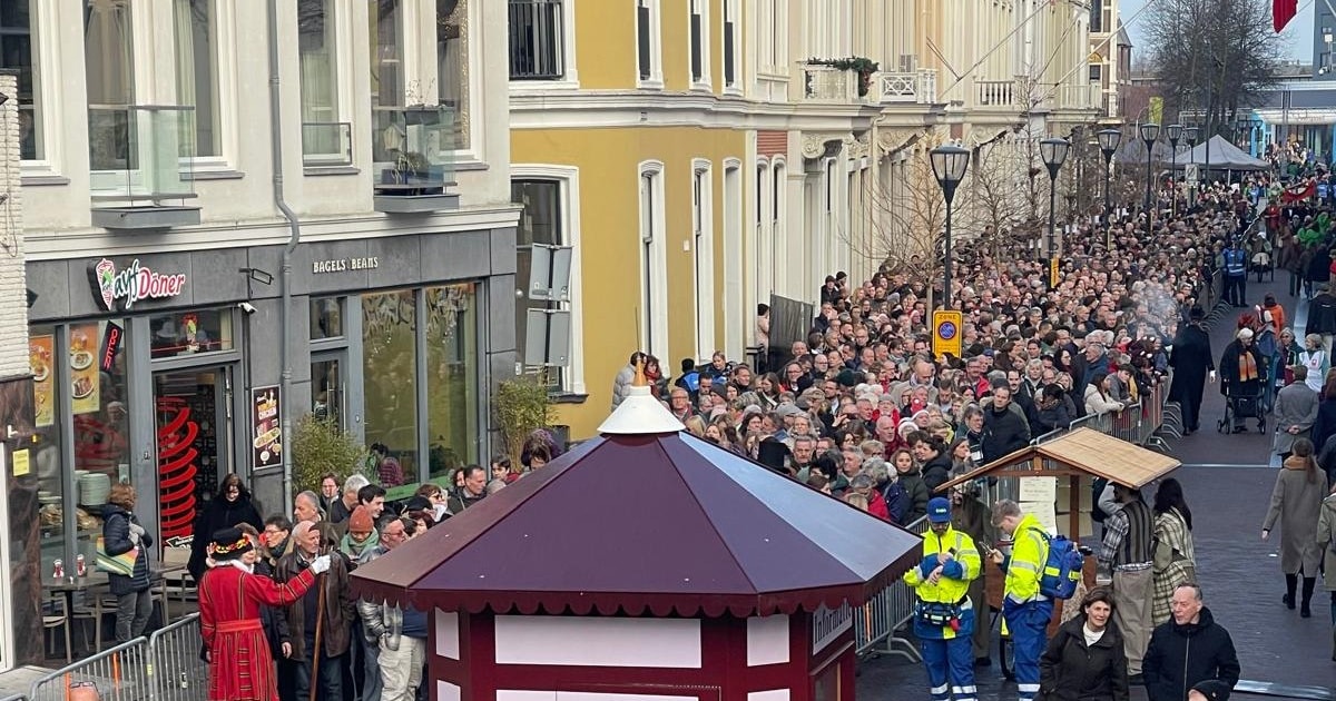 LIVE Dickens Festijn | Eerste bezoekers stromen binnen | Maarten en Natasja: eerste betalende bezoek