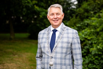 Burgemeester Hans Vroomen (63) legt taken na acht jaar definitief neer in Ommen