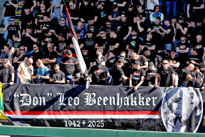 Spelers en fans Feyenoord herdenken Leo Beenhakker, indrukwekkende minuut  stilte in Sittard | Voetbal | destentor.nl