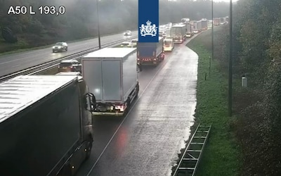 Pech en ongeluk zorgen voor chaotische ochtendspits op A50 bij Apeldoorn