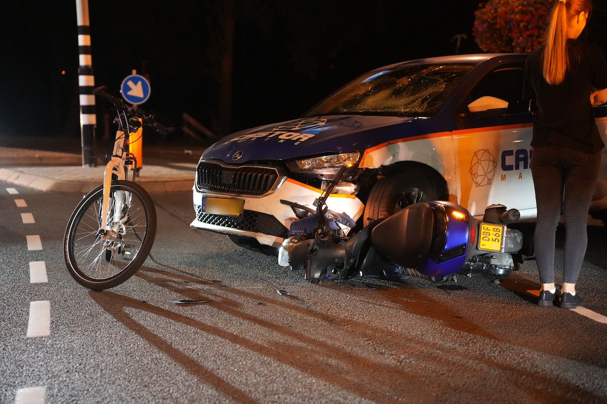 De scooter kwam deels onder de auto terecht bij de botsing in Zwolle.