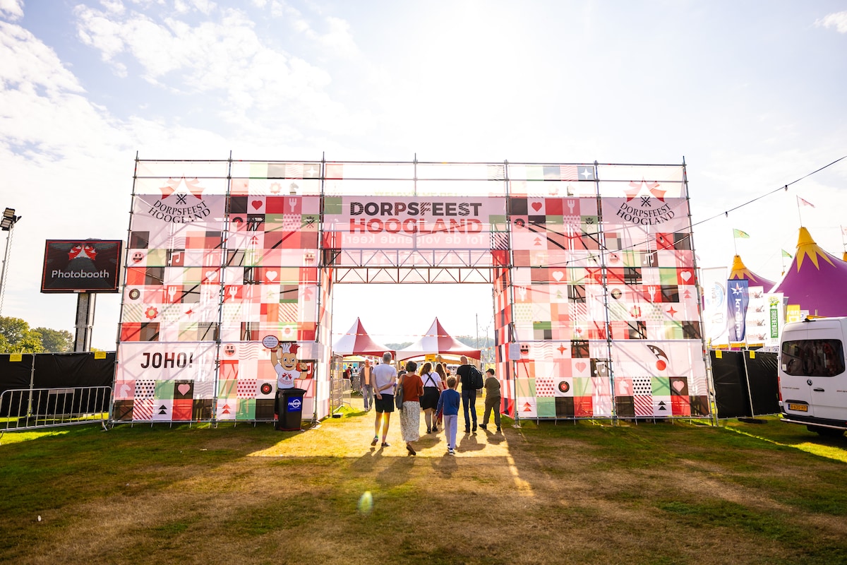 Stichting Dorpsfeest Hoogland organiseert het feest met hulp van meer dan 1000 vrijwilligers