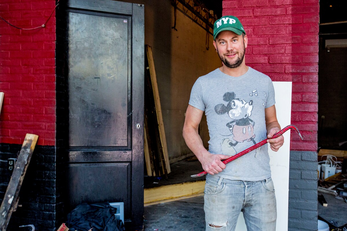 Kevin Kerklaan aan het werk in het Röntgen Cafe op het Caterplein.