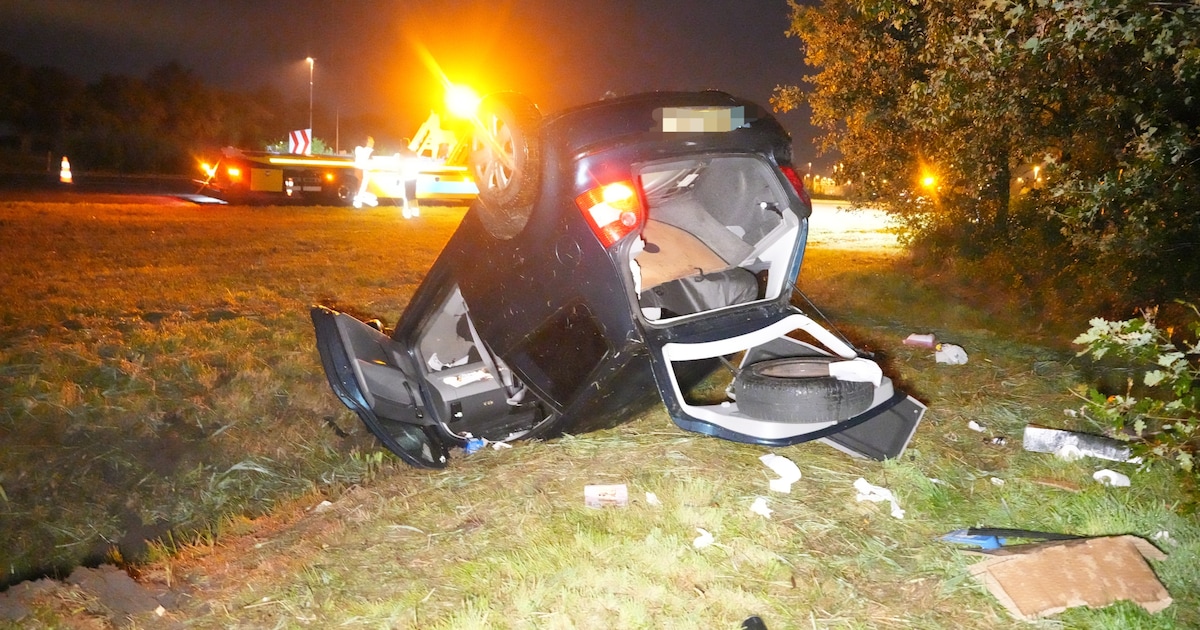Auto vliegt uit de bocht en slaat over de kop bij knooppunt Lankhorst, inzittenden komen met de schr