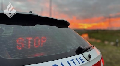 Almeloër scheurt met 200 km/u over A1 en vliegt over drempels, politie vindt honkbalknuppel met spij