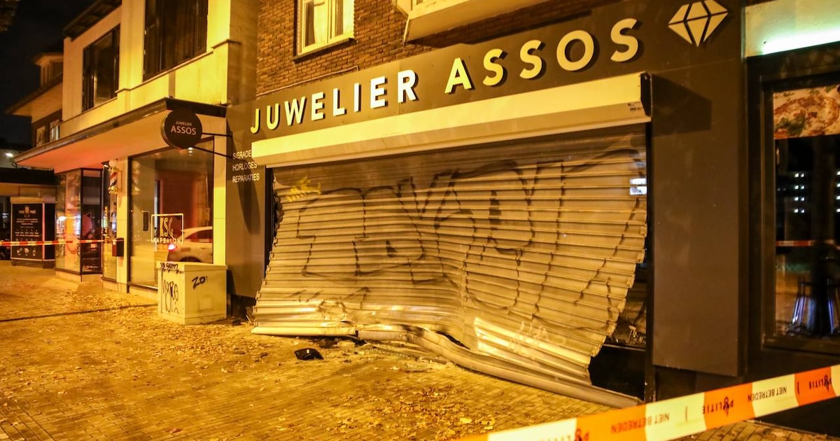 Ramkraak op juwelier in Apeldoorn: schade enorm, daders op scooter gevlucht