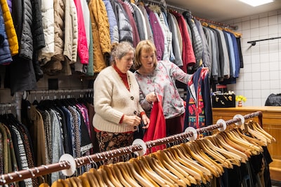 Waarom ons koopgedrag deze kledingbank laat uitbreiden: ‘Je kunt zoveel mensen helpen’