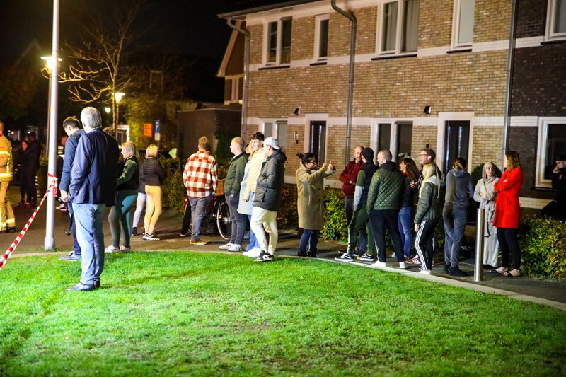 Buurtbewoners vlak na de ontploffing.