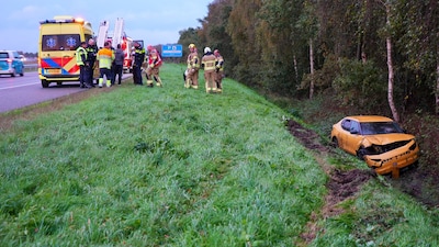 Auto raakt van A37 bij Nieuwlande tijdens hevige regenbui
